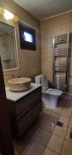 Un baño con lavabo, inodoro y bañera. en Ιξός Home, en (( Vría ))
