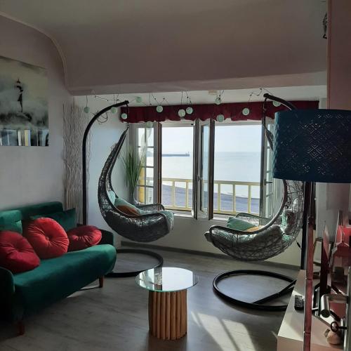 - un salon avec un canapé et deux grands miroirs dans l'établissement MH02 - L'évasion vue mer époustouflante, à Mers-les-Bains