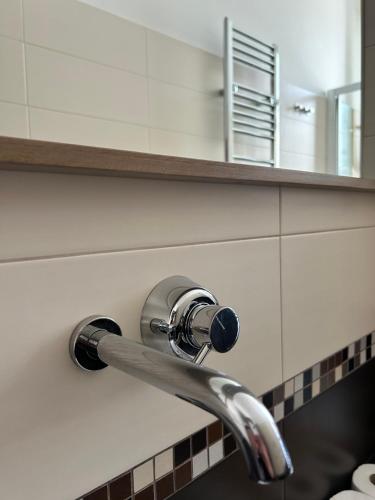 - un évier de cuisine avec un robinet sur un comptoir dans l'établissement Refrésh House, à Brindisi