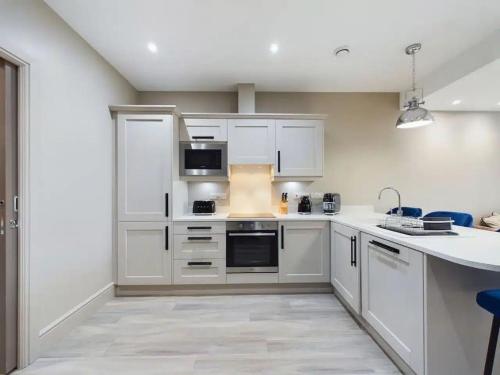 Dapur atau dapur kecil di Lesley House Apartments Belfast