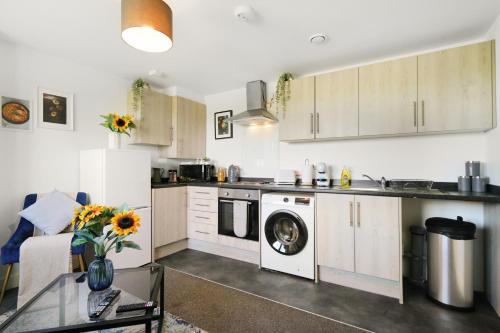 Η κουζίνα ή μικρή κουζίνα στο One and Two Bed Apartments Slough near Heathrow