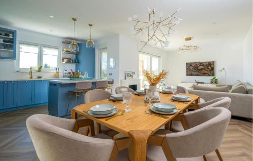 - une salle à manger et un salon avec une table et des chaises en bois dans l'établissement 4 Bedroom Stunning Home In Nedescina, à Nedeščina