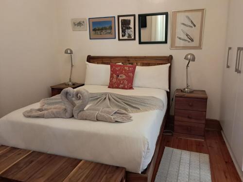 Postel nebo postele na pokoji v ubytování Modern Home In Historic Neighborhood