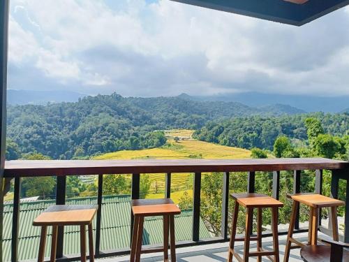 a balcony with chairs and a view of a mountain at Motho Homestay โมโทโฮมสเตย์ in Chom Thong