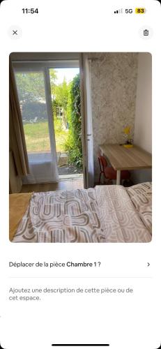 une chambre avec un lit, une table et une fenêtre dans l'établissement Chambre cosy et conviviale à Poitiers, à Poitiers