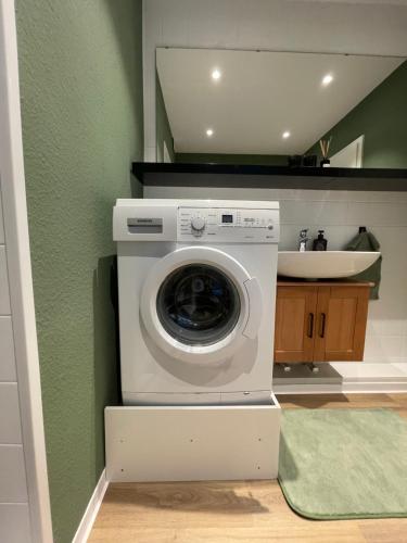a washing machine in a kitchen with a sink at Auszeit am Kurpark I 24h Check-In I WLAN in Bad Salzuflen