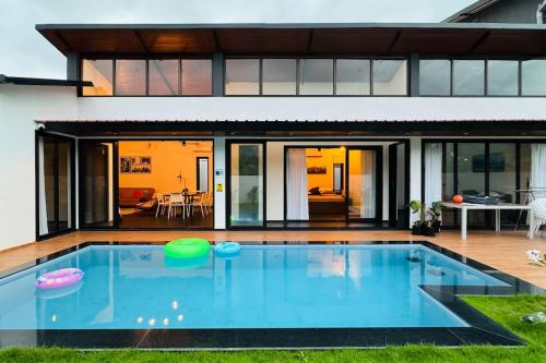 Πισίνα στο ή κοντά στο Villa Vitrum Alibag