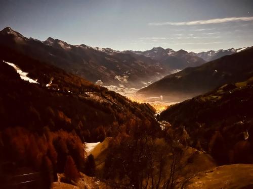 a view of a valley in the mountains at Zottlhoamat in Matrei in Osttirol