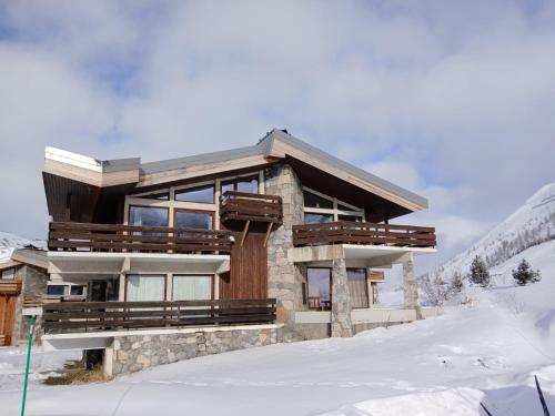 a house on top of a snow covered mountain at Duplex 6 pers Tignes le lac in Tignes