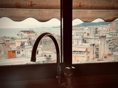 una finestra della cucina con vista sulla città di Surrounded View Family - with Private Parking a Kavala