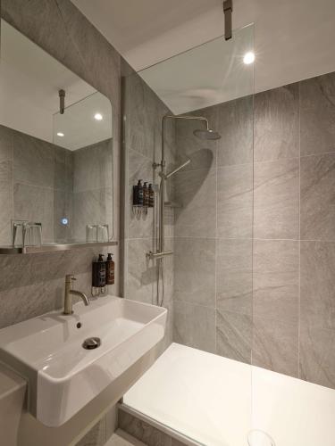Bilik mandi di The Resident Edinburgh