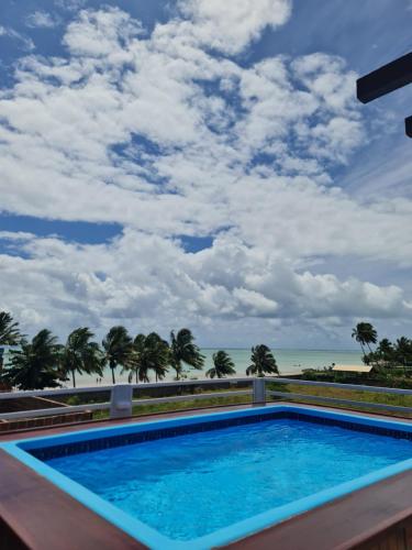 a swimming pool with a view of the beach at Hotel Paraiso Maragogi LTDA in Maragogi