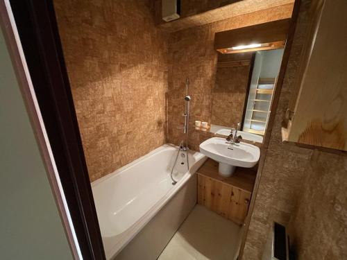 une salle de bain avec un lavabo et une baignoire et des toilettes et un lavabo dans l'établissement Charmant T2 cabine au pied des pistes avec balcon et commodités - FR-1-787-85, à Laveissière