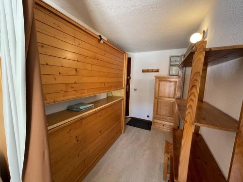 Cette chambre dispose de murs en bois et de lits superposés. dans l'établissement Studio confortable proche pistes ski & commerces - FR-1-787-95, à Laveissière