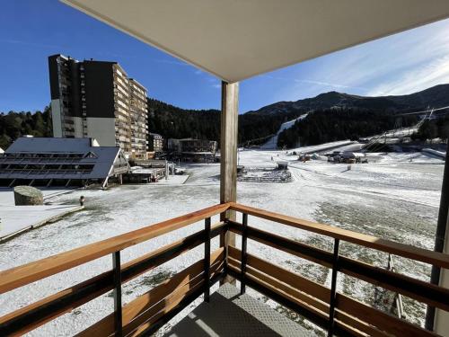 d'un balcon avec vue sur la rivière. dans l'établissement Studio confortable proche pistes ski & commerces - FR-1-787-95, à Laveissière