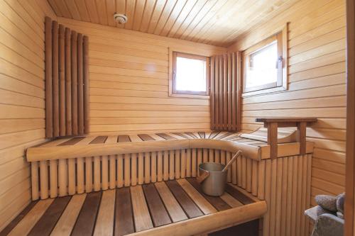 a cabin with a sauna with a bucket in it at Villa Lago, Tahko in Tahkovuori