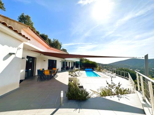 Cette villa offre une vue sur la piscine. dans l'établissement Villa Eden pour 8 personnes climatisée avec piscine chauffée et vue mer à La Londe-les-Maures, à La Londe-les-Maures