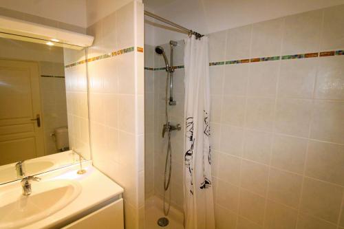 une salle de bain avec douche et lavabo dans l'établissement Cogestelle - Golfe de St-Tropez - Belle vue dominante, à Cogolin