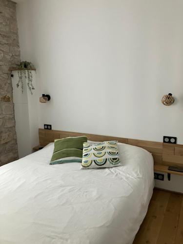 une chambre avec un lit avec deux serviettes dessus dans l'établissement Charmant appartement cosy, à Saint-Raphaël