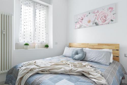 a bedroom with a bed with a blanket on it at Italia House - Milano - Rho Fiera - Clinica San Carlo - WIFI, AC, TV in Paderno Dugnano