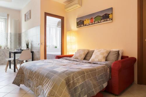 a bedroom with a bed and a dining room at Italia House - Milano - Rho Fiera - Clinica San Carlo - WIFI, AC, TV in Paderno Dugnano