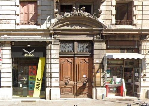 a building with a large wooden door on a street at HT - Casa del Poeta nel cuore di Padova in Padova