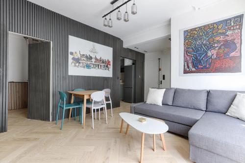 un salon avec un canapé et une table dans l'établissement Luxury Apartment Trocadero 2BR, à Paris