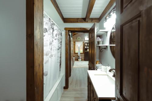 bagno con lavandino e corridoio di Eagle Lake Cottage a Dunnville