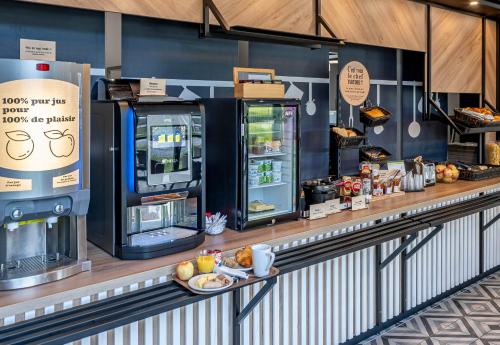 une boulangerie avec un comptoir avec de la nourriture dans l'établissement B&B HOTEL Bordeaux Saint André de Cubzac, à Saint-André-de-Cubzac