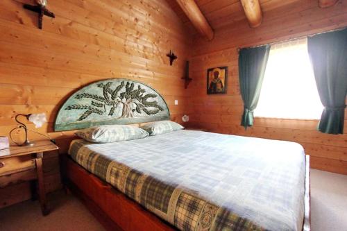a bedroom with a bed in a log cabin at Apartment Cign OG in Celerina