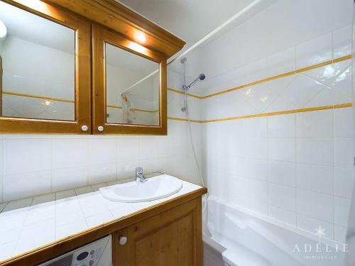 une salle de bain avec un lavabo et un miroir dans l'établissement Appartement 3 pièces Sud avec balcon, parking et proche pistes et commerces - FR-1-398-571, à La Rosière