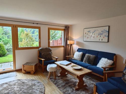 a living room with a blue couch and a table at Cuntainta Champfer in Champfer