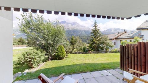 a patio with a view of a yard with mountains at Cuntainta Champfer in Champfer