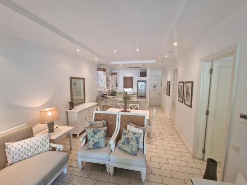 Un lugar para sentarse en Hibiscus Suite by Simply-Seychelles