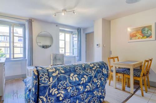 un salon avec un canapé bleu et une table dans l'établissement Le Petit Monge Ultra centre Place Emile Zola, à Dijon