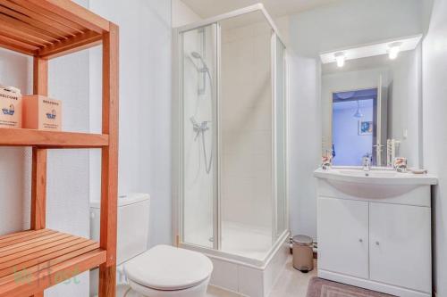 une salle de bain avec une douche, des toilettes et un lavabo dans l'établissement Le Petit Monge Ultra centre Place Emile Zola, à Dijon