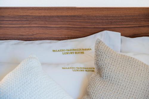 Postel nebo postele na pokoji v ubytování Palazzo Garibaldi Parma Luxury Rooms & Suites