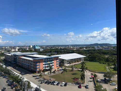 イロイロにあるWonderful One Bedroom at Avida 40の駐車場付き建物の上面