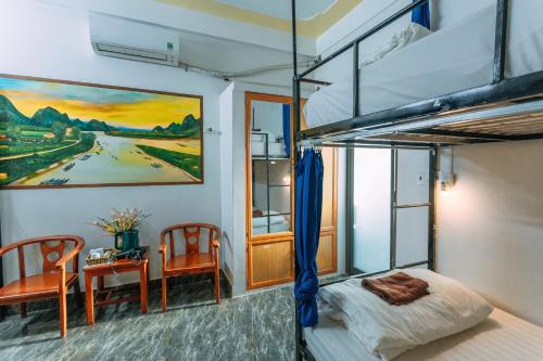 峰牙Green Riverside Cosy Home的一间卧室配有一张双层床和一张桌子及椅子