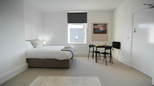 En eller flere senge i et værelse på YSS The Church 2 Apartments