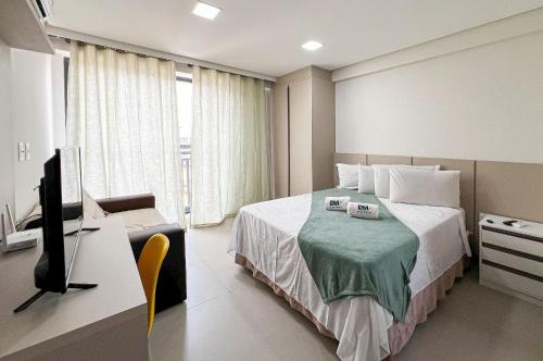 pokój hotelowy z łóżkiem i telewizorem w obiekcie Intermares Quartz Studio Completinho 150m Praia w mieście Ilha da Restinga