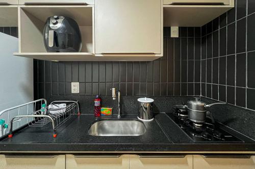 blat kuchenny ze zlewem i kuchenką w obiekcie Intermares Quartz Studio Completinho 150m Praia w mieście Ilha da Restinga