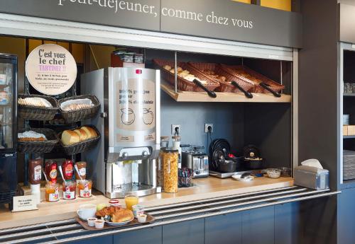 une boulangerie avec un comptoir de pain et de viennoiseries dans l'établissement B&B HOTEL Corbeil-Essonnes, à Corbeil-Essonnes