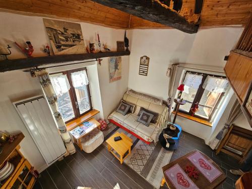 - un salon avec un canapé dans l'établissement Atypique Duplex, à Briançon