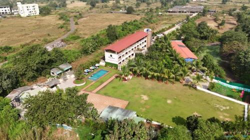 潘韦尔Raaj Resort的享有建筑的空中景致,设有大院子
