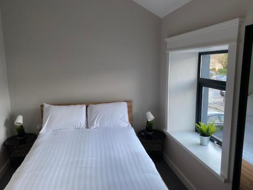 Giường trong phòng chung tại No5 Boutique Woodquay Townhouse Galway City Centre