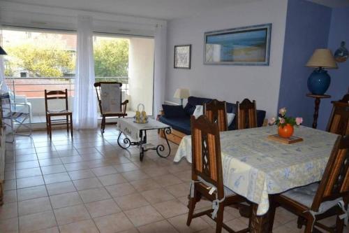 a living room with a table and a couch at Appartement centre d'Arcachon à 400 m de la plage in Arcachon