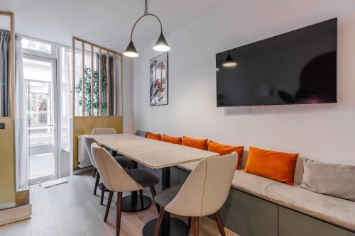 un salon avec une table et un canapé dans l'établissement Charming duplex - 2BR - 6P - Saint Germain, à Paris