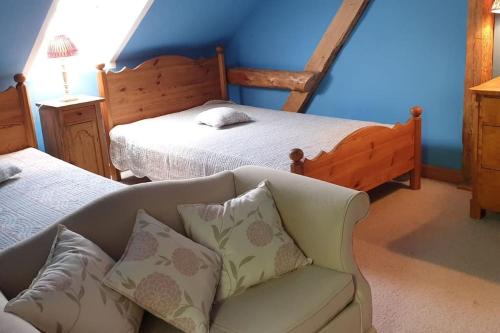 a living room with a couch and a bed at Pasieka i Dom Mazurski Mącze in Mącze