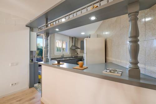 una cucina con bancone e frigorifero di 2 Tor-18 a Lloret de Mar